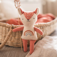 Babyrassel Reh mit Regenbogenshirt, natur/rose