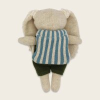 Hase "Kindergartenkind" mit Rucksack und Anzug in oliv